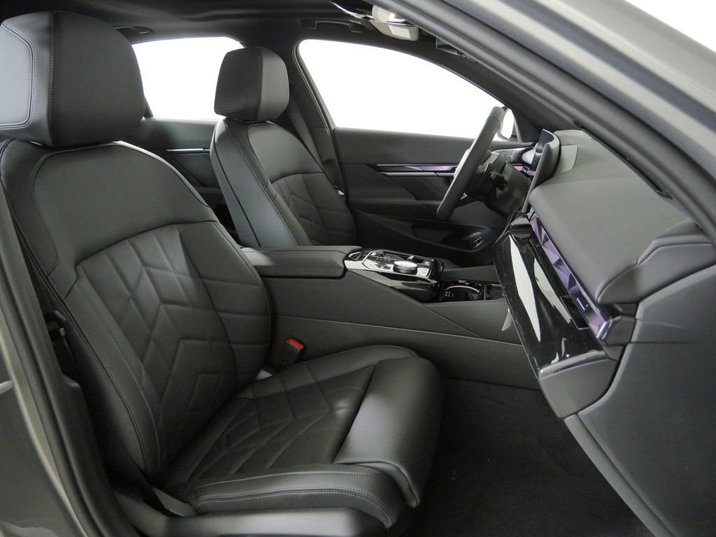 New 2027 Oxide Grey Metallic BMW 540i xDrive image 21