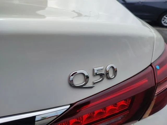 Used 2022 White INFINITI LUXE image 32
