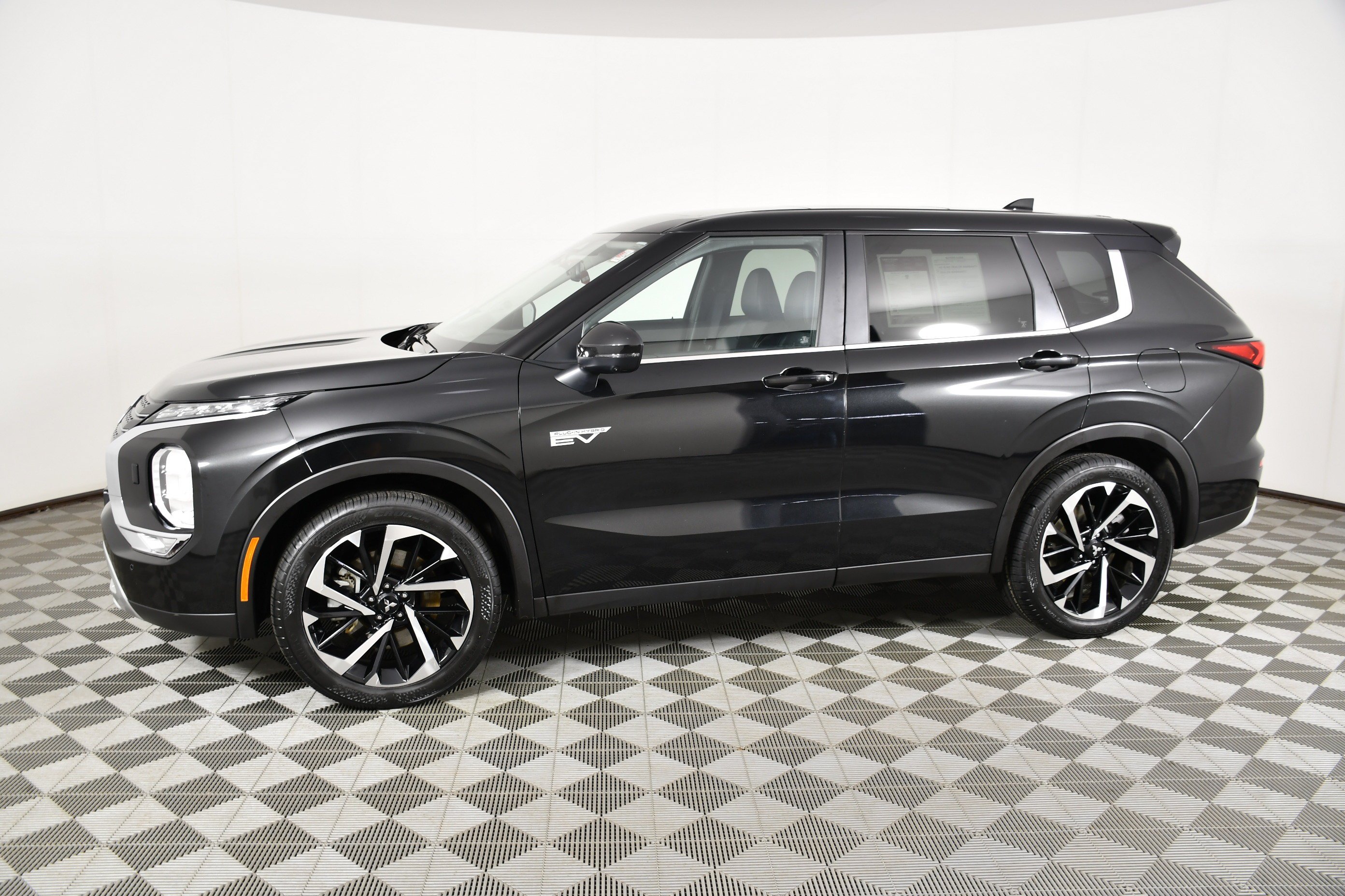 Certified Used 2024 Black Diamond Mitsubishi SE image 9