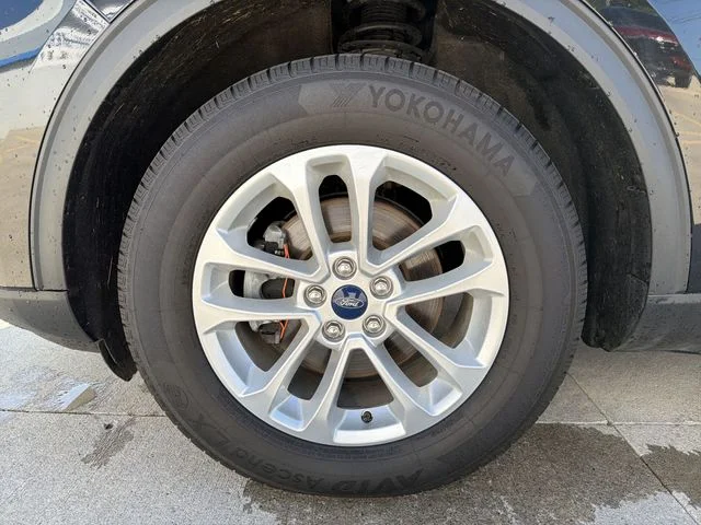Used 2022 Black Ford SE image 12