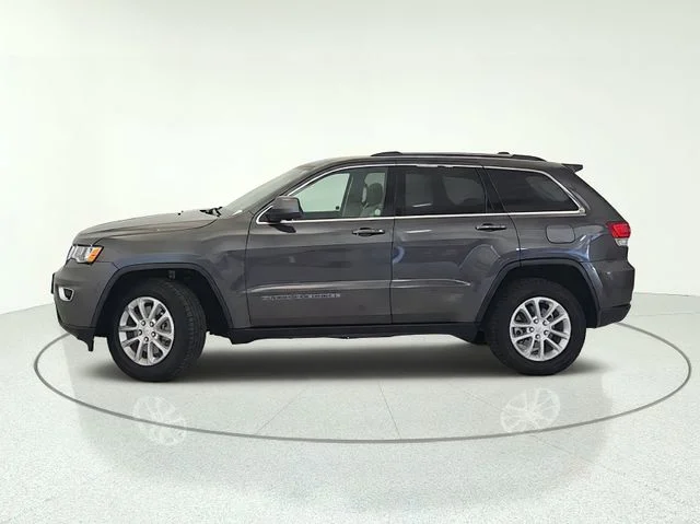 Used 2021 Granite Crystal Clearcoat Metallic Jeep Laredo E image 2