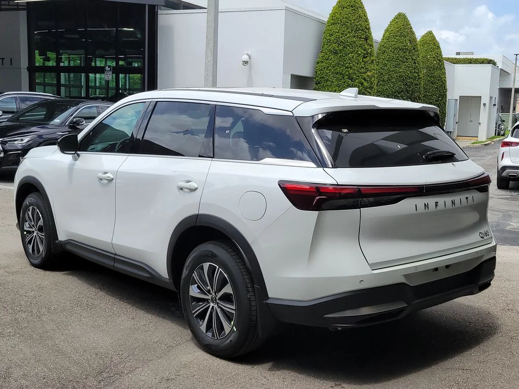 New 2027 RADIANT WHITE INFINITI Pure AWD image 4