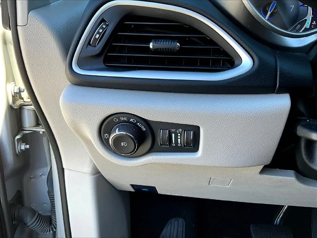 Used 2024 Silver Chrysler Touring L image 18