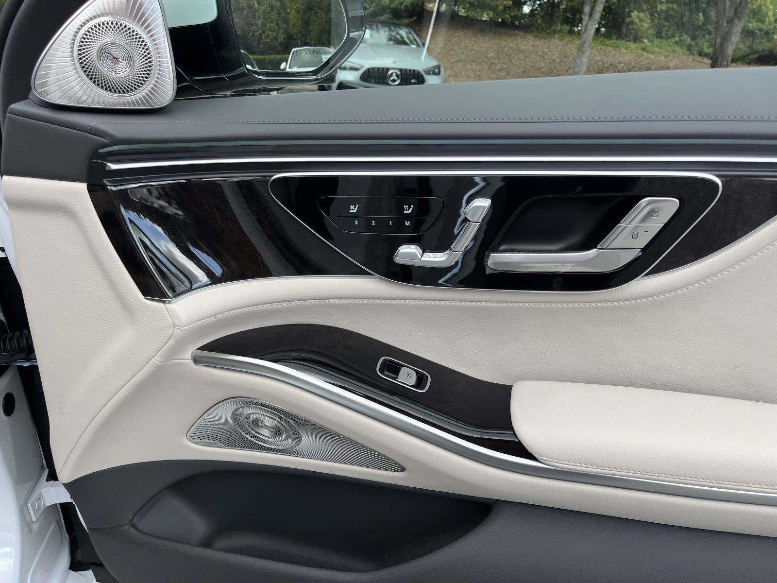 New 2027 MANUFAKTUR Moonlight White Metallic Mercedes-Benz S 500 4MATIC® Sedan image 45