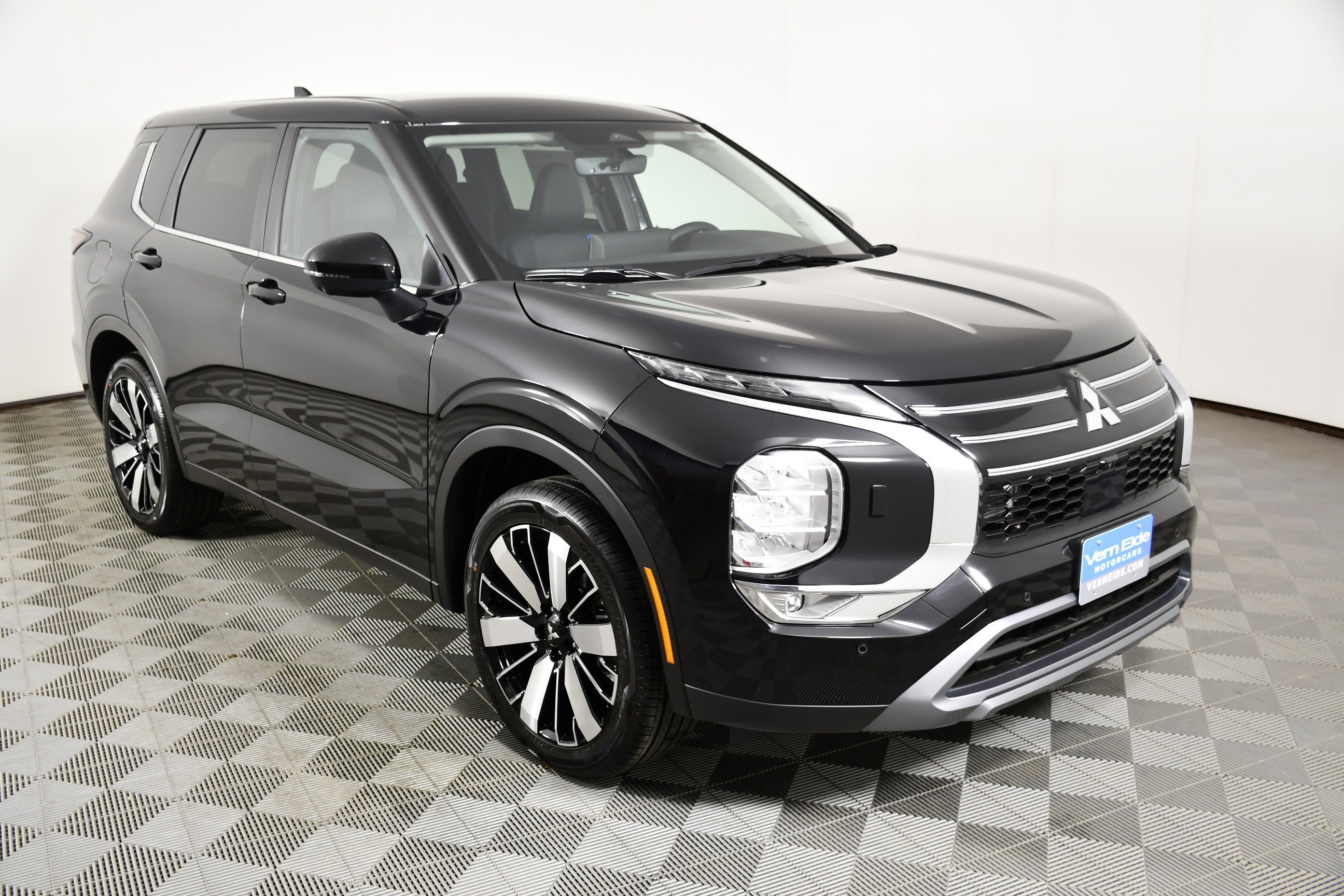 New 2026 Labrador Black Pearl Mitsubishi SE image 3