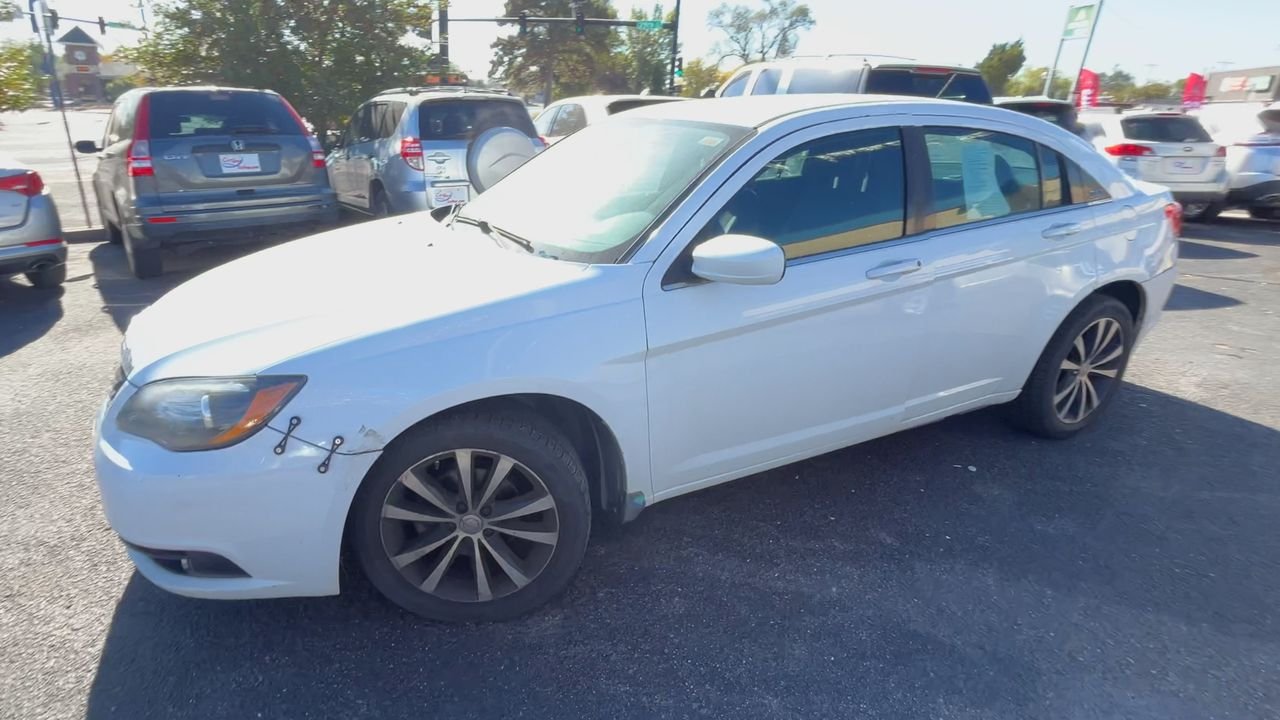 2013 Chrysler 200 Touring photo 2