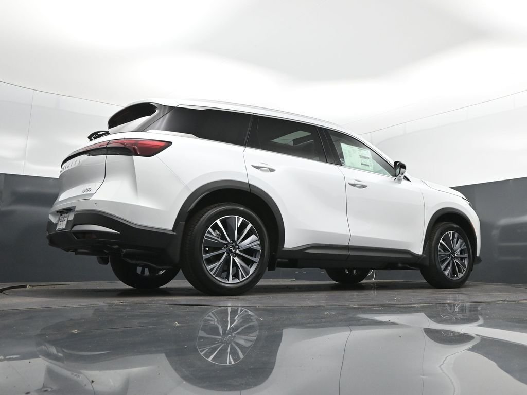 New 2027 RADIANT WHITE INFINITI Luxe FWD image 43