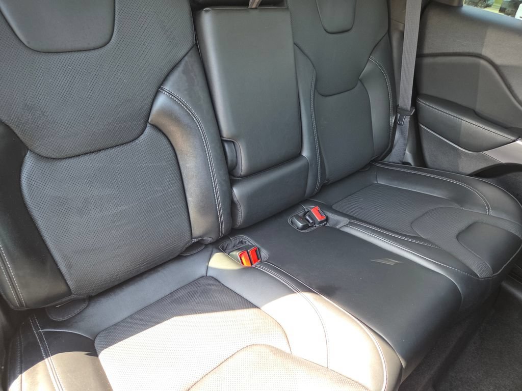 Used 2022 Granite Crystal Metallic Clearcoat Jeep Latitude Lux image 29