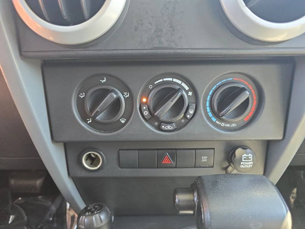 Used 2008 Green Jeep Sahara image 15
