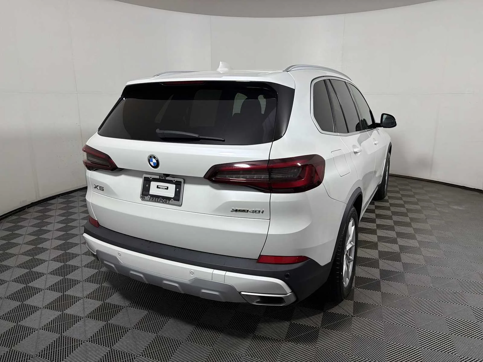 Certified Used 2023 Mineral White Metallic BMW xDrive40i image 6