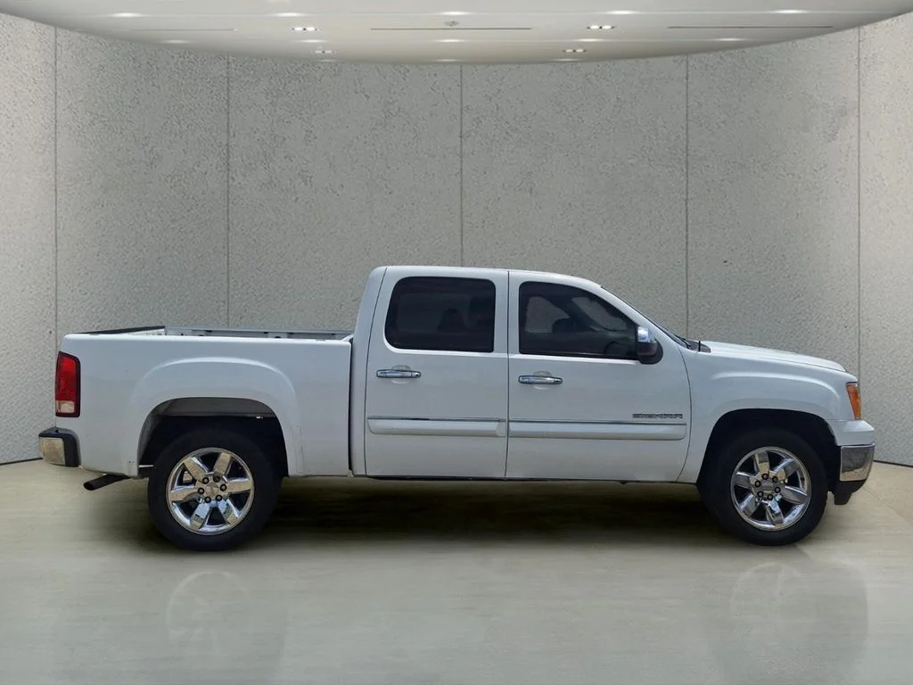 Used 2013 White GMC SLE image 6