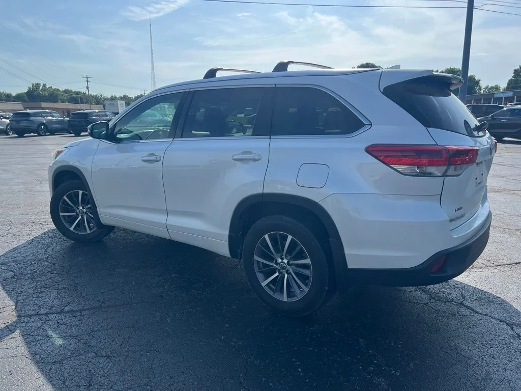 Used 2017 Blizzard Pearl Toyota XLE image 5