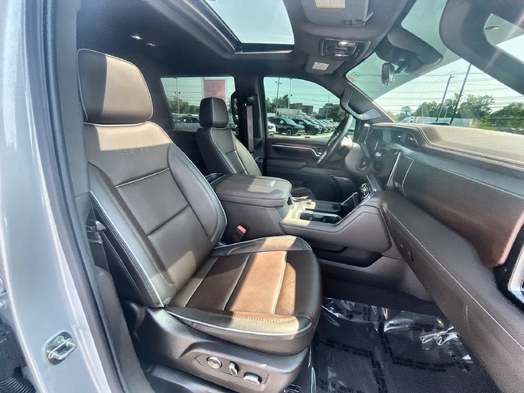 Used 2024 White GMC Denali image 24