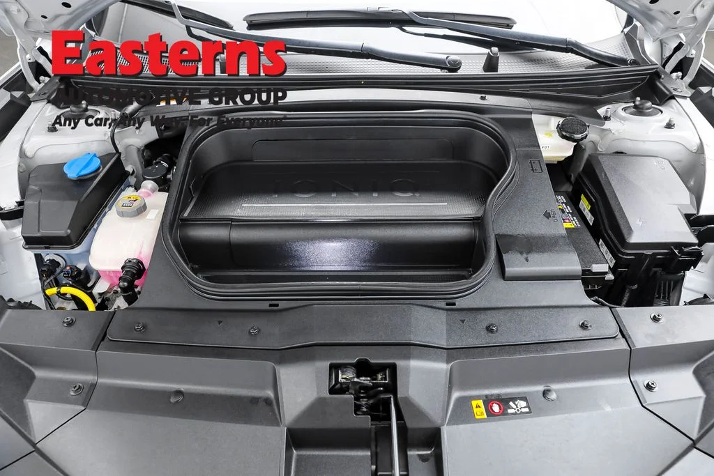 Used 2023 Silver Hyundai SEL image 7