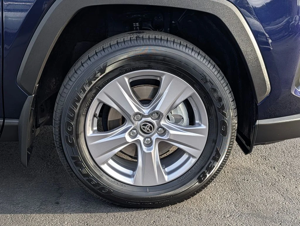 2025 Toyota RAV4 XLE - Photo 8