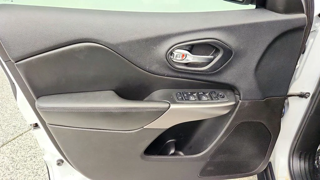 Used 2019 Bright White Clearcoat Jeep Latitude FWD image 10