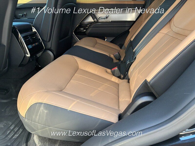 Used 2025  Land Rover Dynamic SE image 5