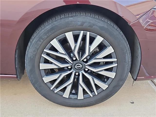 Used 2025 Garnet Pearl Metallic Nissan SV image 4