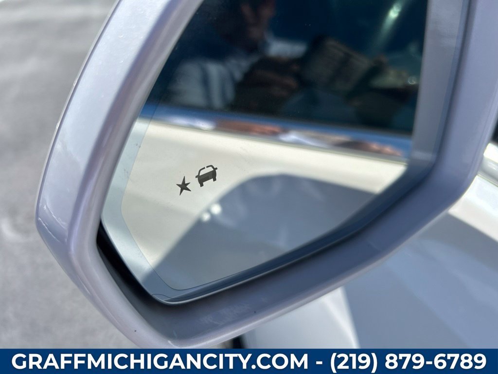 Used 2017 CRYSTAL WHITE TRICOAT Cadillac Platinum AWD image 23