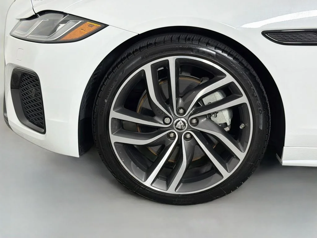 Certified Used 2024 Fuji White Jaguar R-Dynamic SE image 33