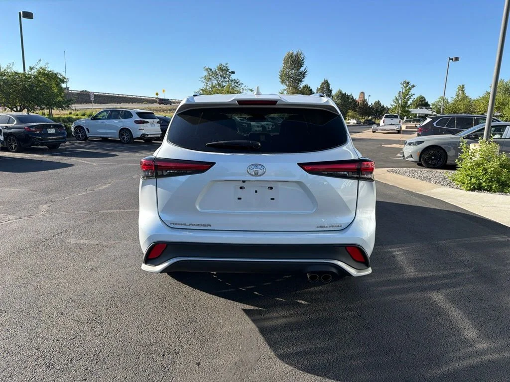 Used 2022  Toyota XSE image 4