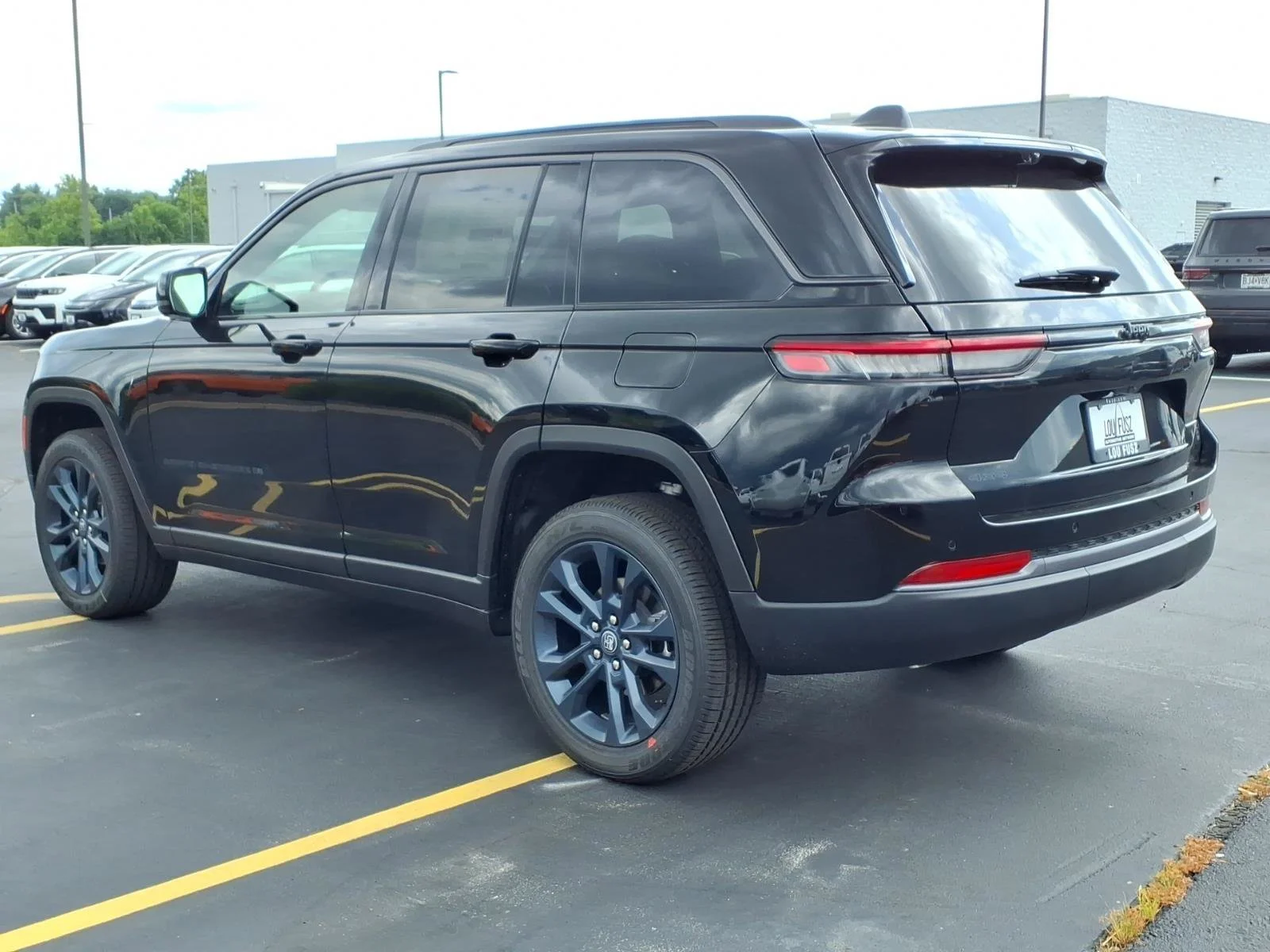 New 2026 Diamond Black Crystal Pearlcoat Jeep  image 4