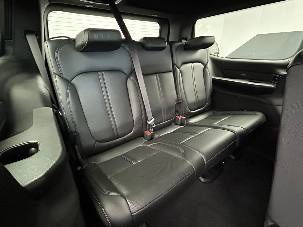 Used 2023 Diamond Black Crystal Pearlcoat Jeep Base image 49