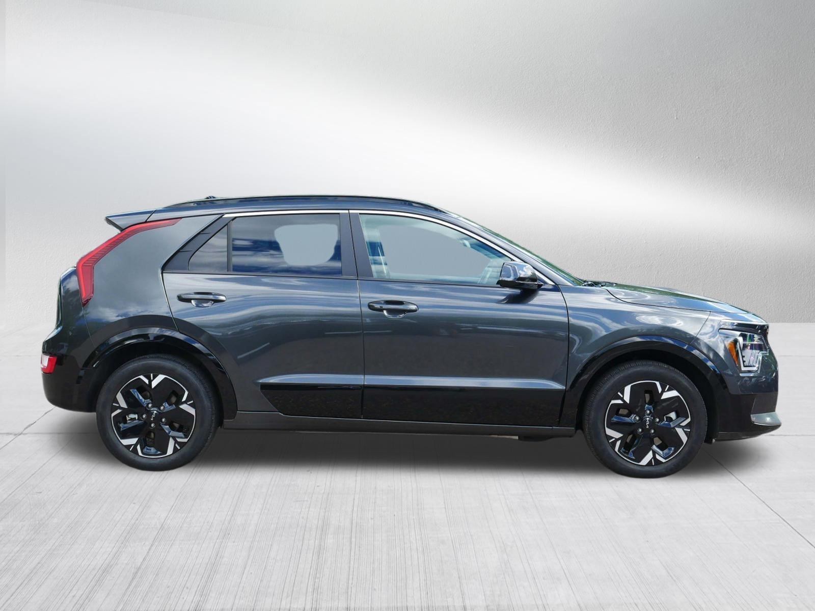 Used 2024 Graphite Gray Kia Wind image 8