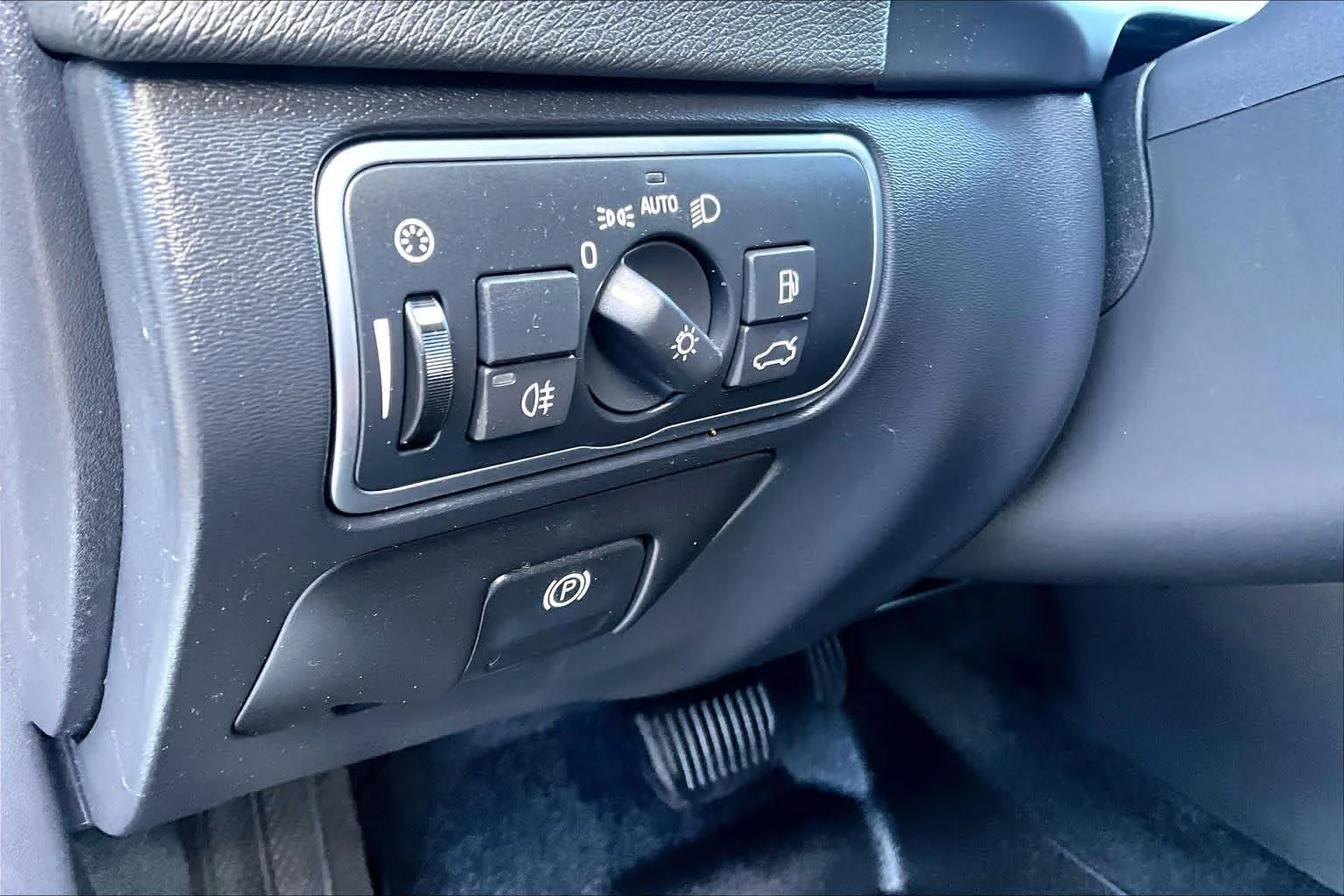 Used 2018 Crystal White Pearl Metallic Volvo  image 33