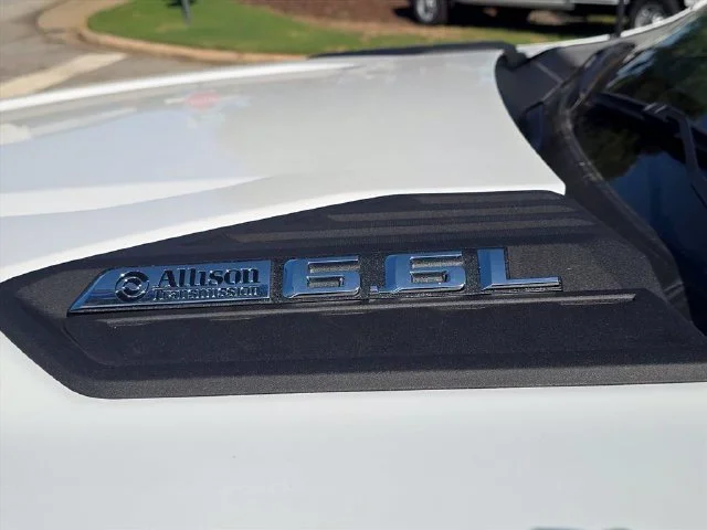 New 2026 Summit White Chevrolet WT image 26