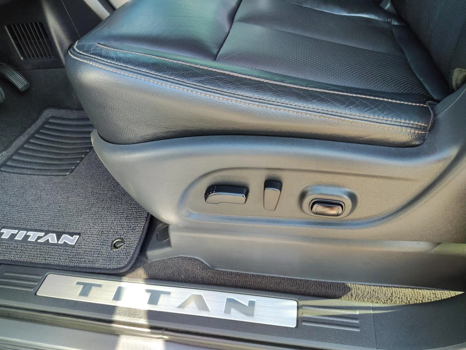 Used 2017 Gray Nissan SL image 15
