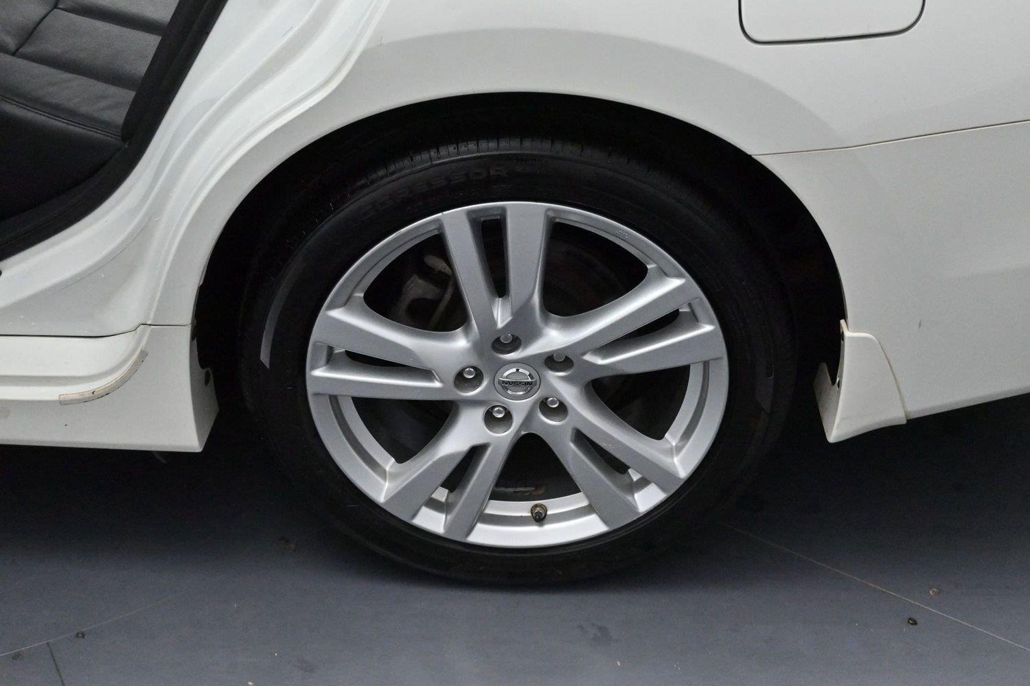 Used 2013 Pearl White Nissan 3.5 SL image 28