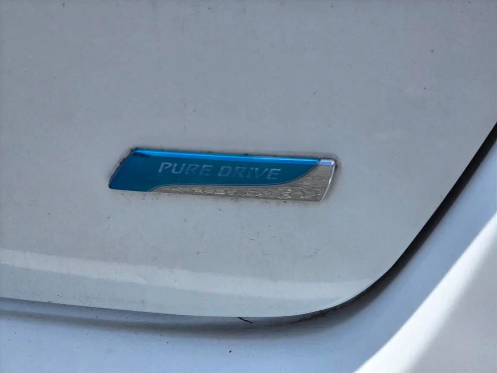 Used 2013 White Nissan SL image 15
