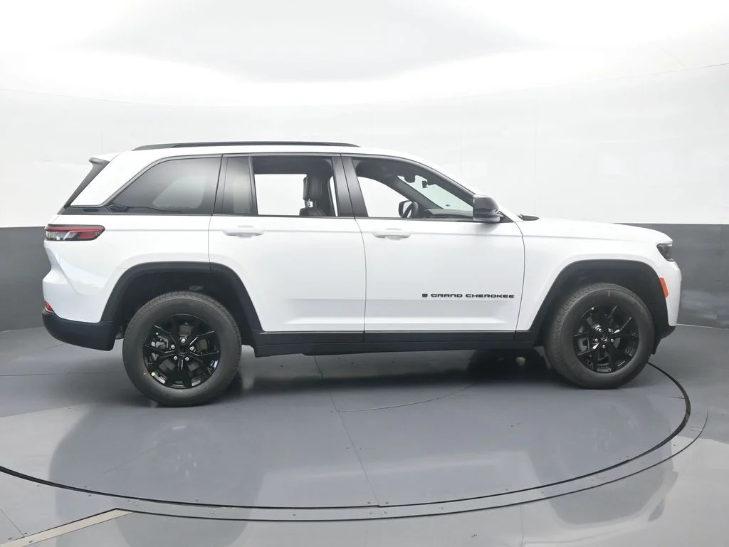New 2026 Bright White Clear-Coat Exterior Paint Jeep Laredo image 5