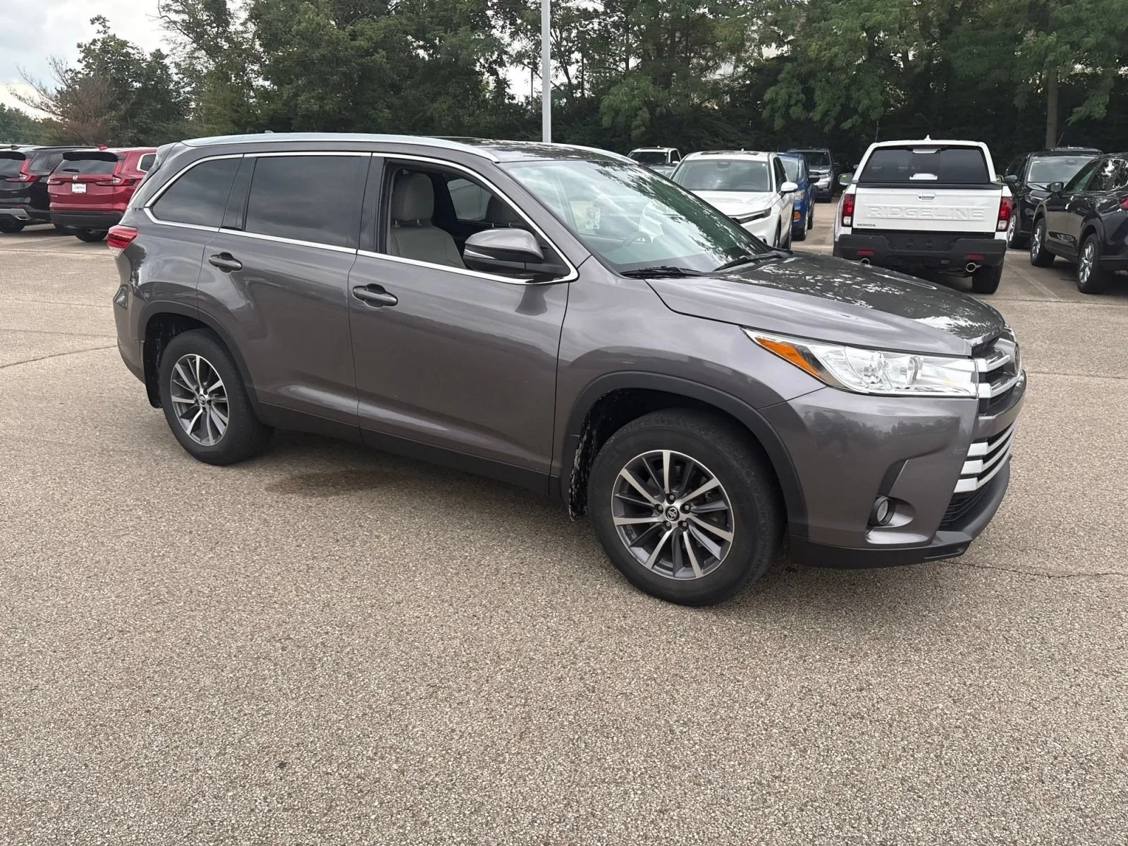 Used 2019 Predawn Gray Mica Toyota XLE image 18