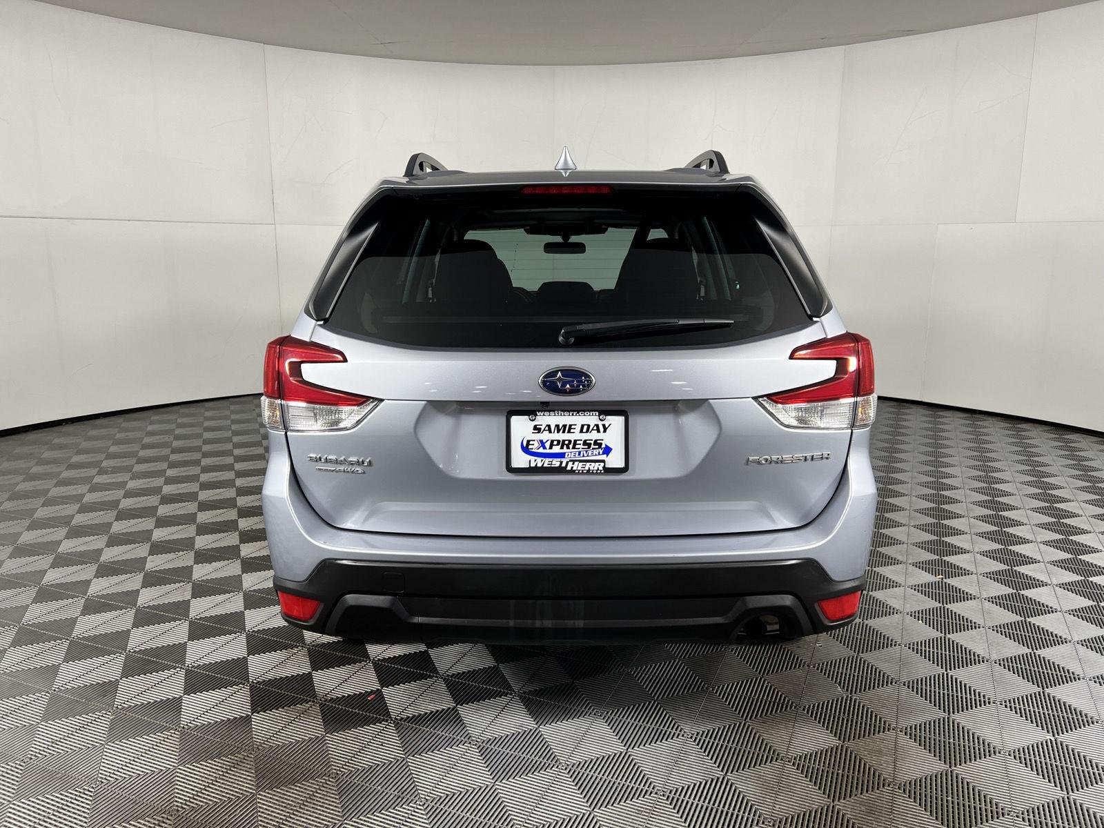 Used 2023 Ice Silver Metallic Subaru Premium image 27