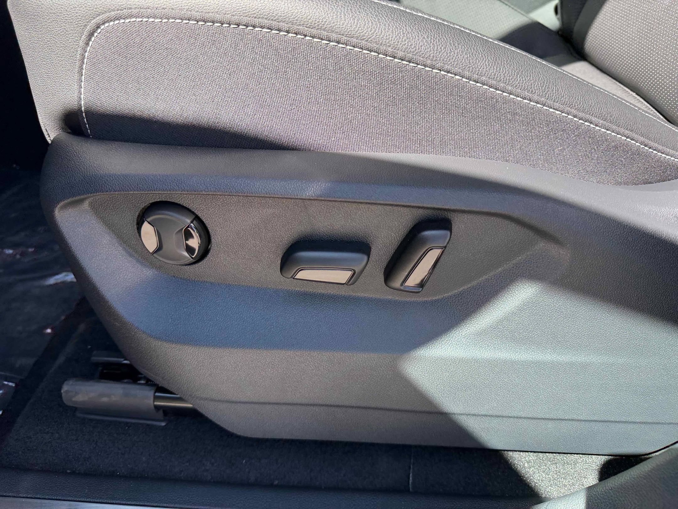New 2026 Deep Black Volkswagen 2.0T SE w/Technology image 15