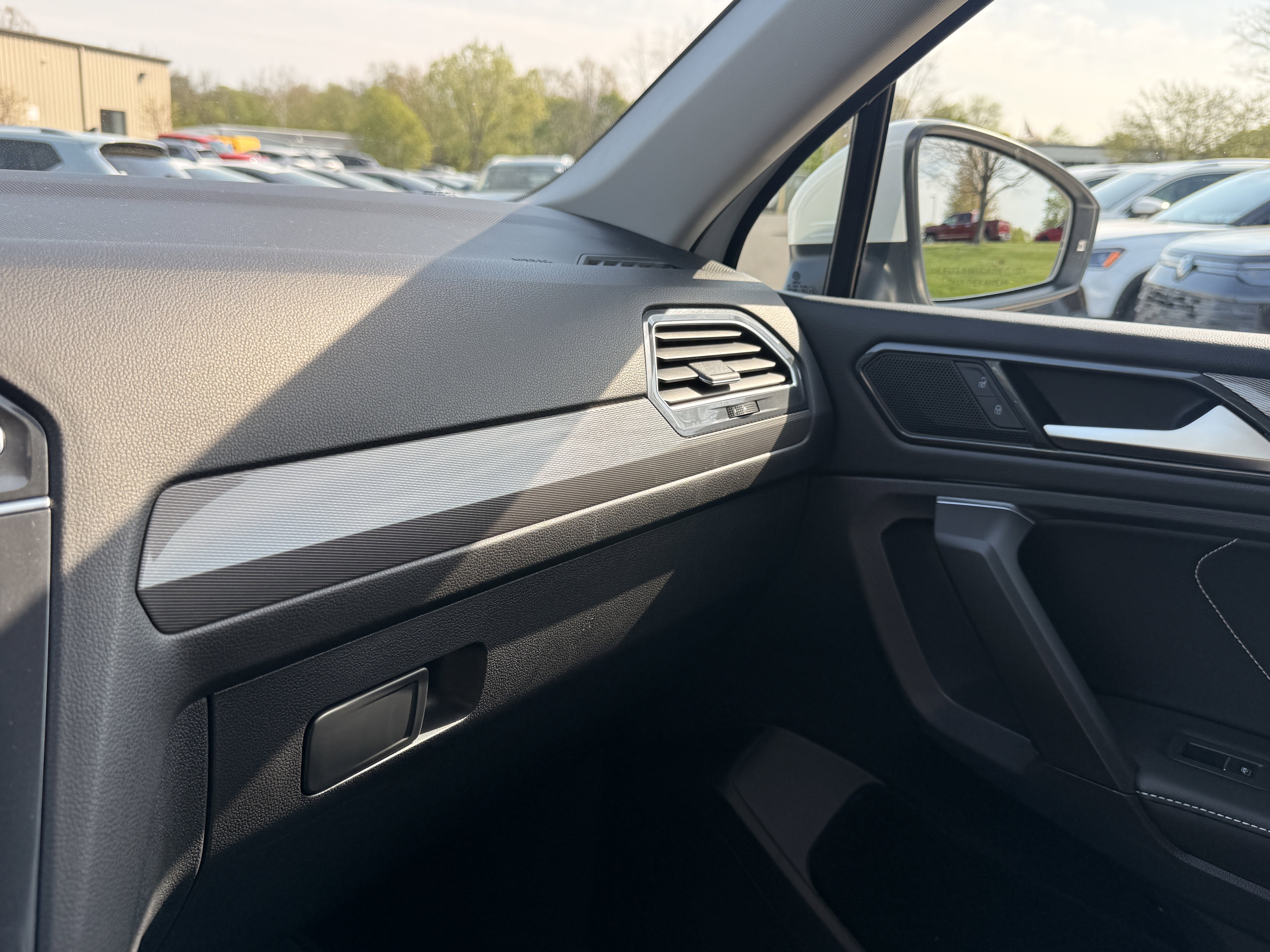 Used 2022  Volkswagen SE image 30