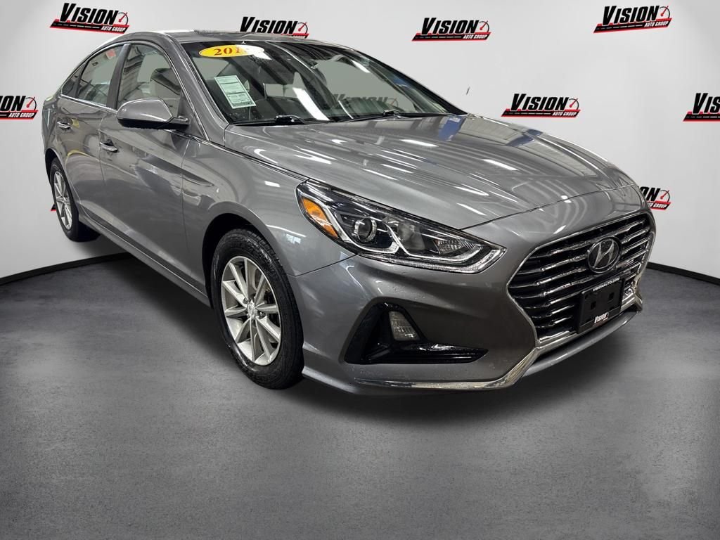 Used 2018 Gray Hyundai SE image 3