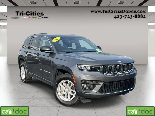 Used 2025 Gray Jeep Laredo X image 1