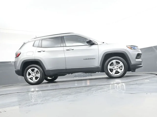 Used 2023 Silver Jeep Latitude image 32
