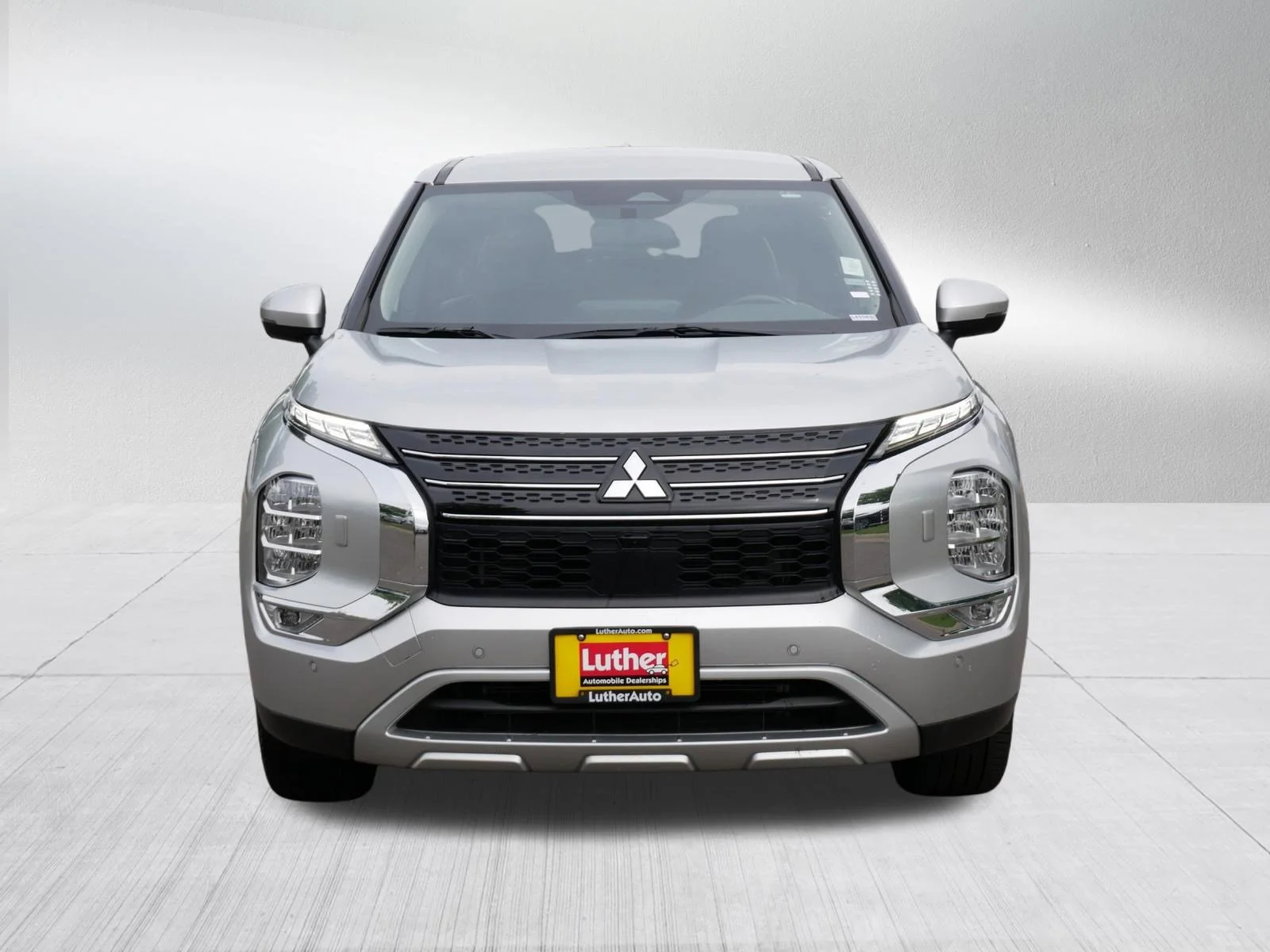 Used 2024 Alloy Silver Metallic Mitsubishi SE image 2