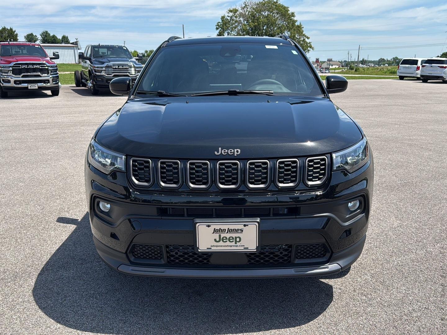 New 2026 Diamond Black Crystal Pearl-Coat Exterior Paint Jeep Latitude Altitude image 13