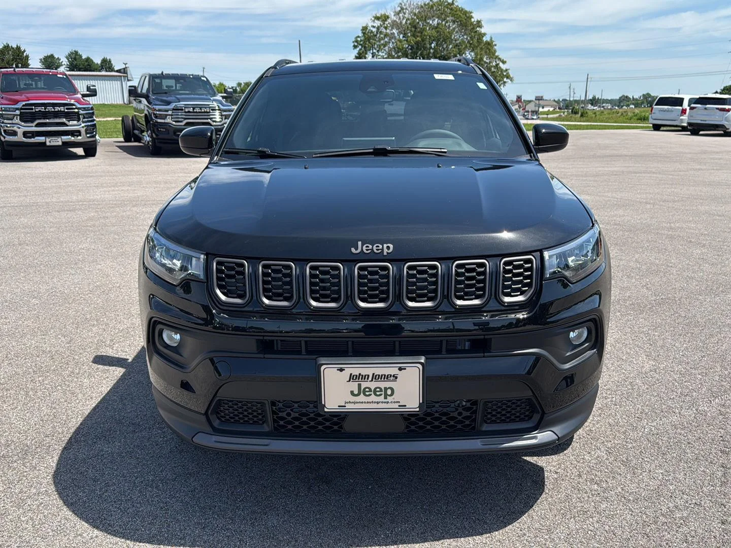 New 2026 Diamond Black Crystal Pearlcoat Jeep Latitude Altitude image 13