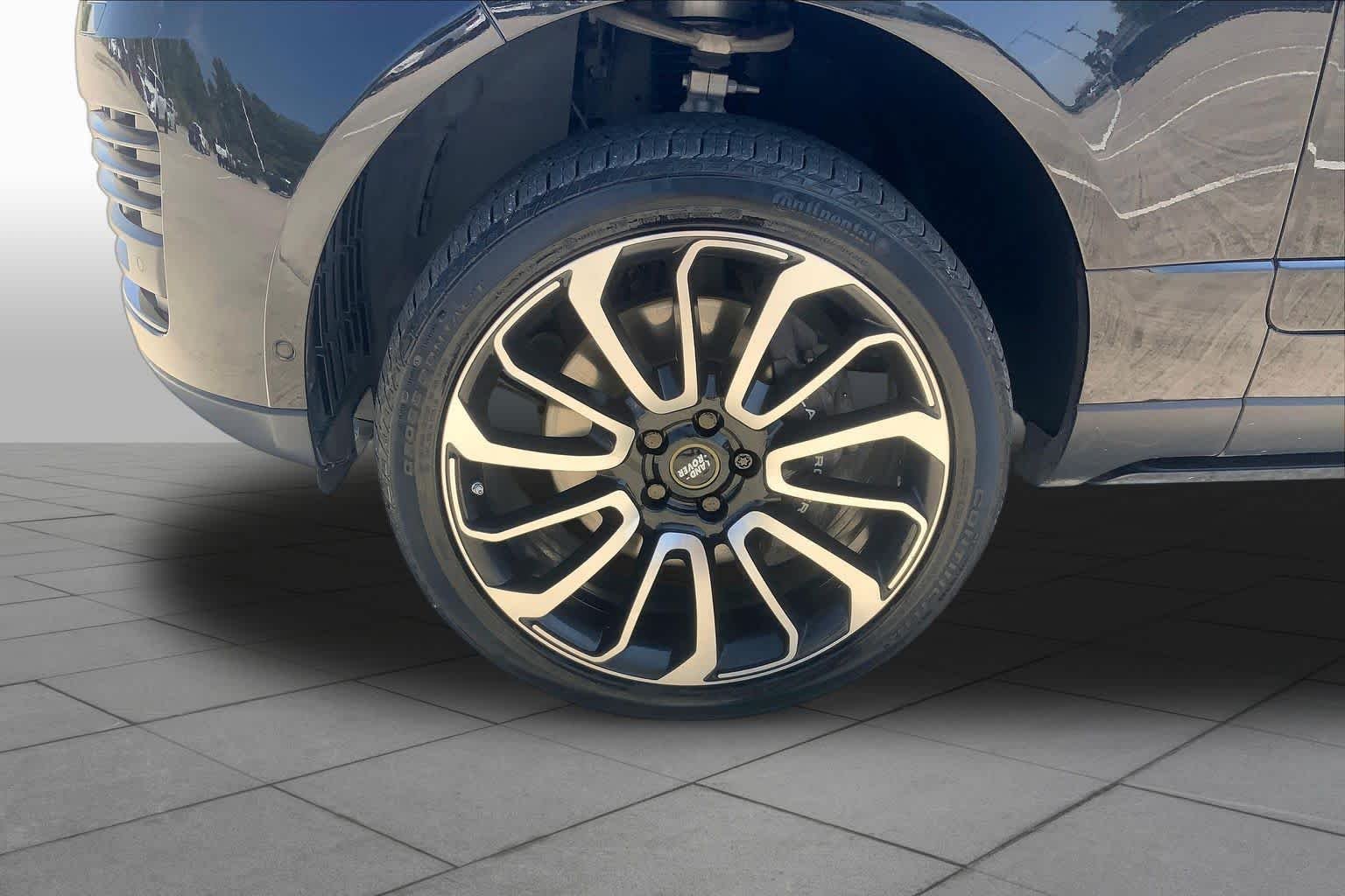 Used 2018 Santorini Black Metallic Land Rover  image 11