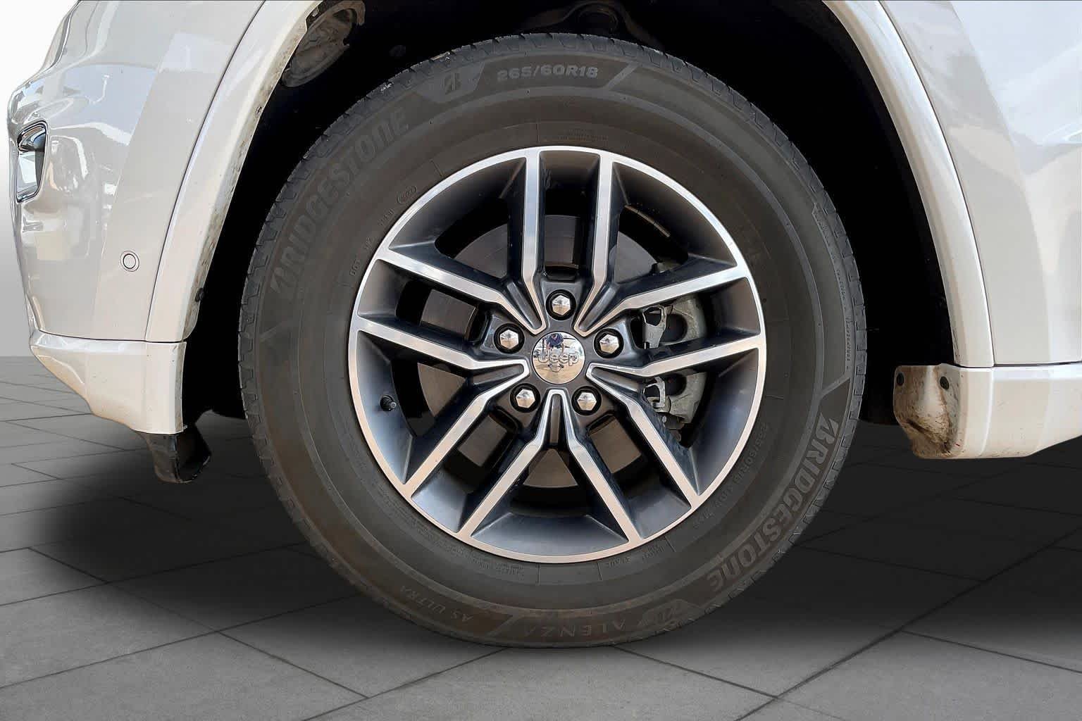 Used 2018 Ivory 3-Coat Jeep Overland image 10