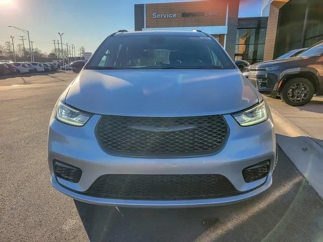New 2026 Silver Mist Clear-Coat Exterior Paint Chrysler Limited image 4