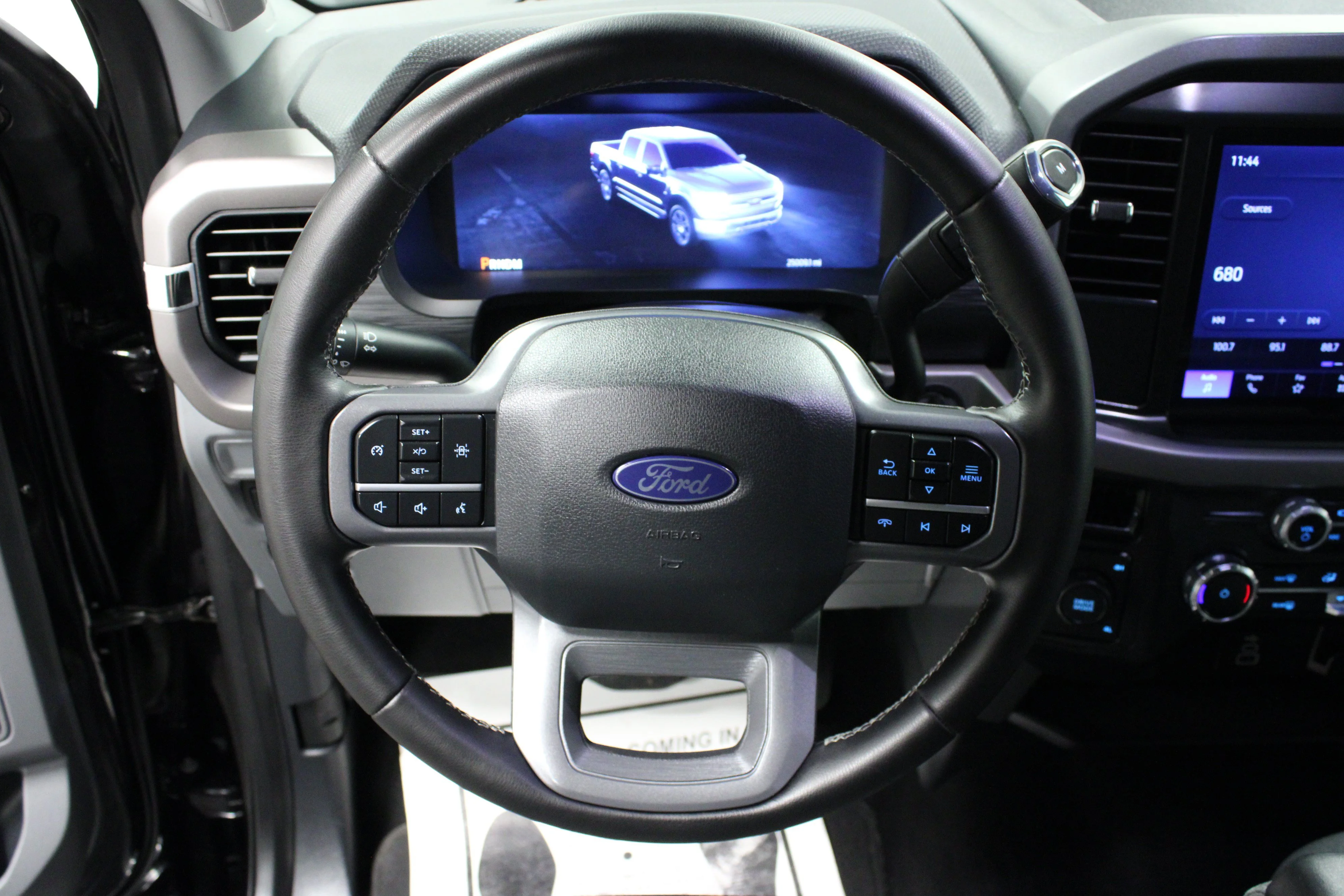Used 2025 Agate Black Metallic Ford XLT image 17