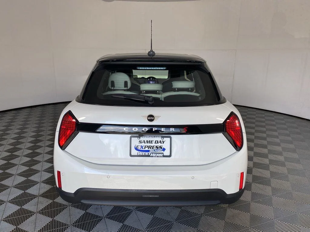 Used 2025 White Metallic MINI Signature Plus image 15