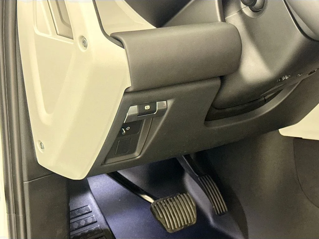 New 2026 Fuji White Land Rover X-Dynamic SE image 10
